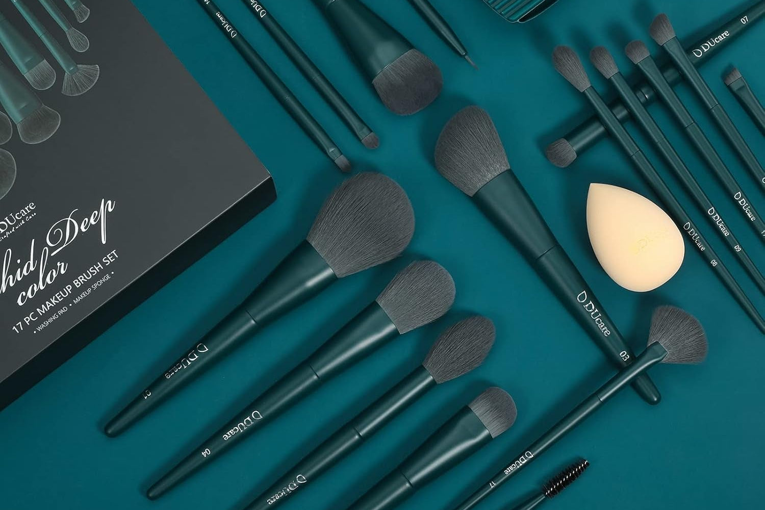 Professional 19-Piece Makeup Brush Set. Set with 17 Brushes, Brush Cleaning Mat & Foundation Sponge